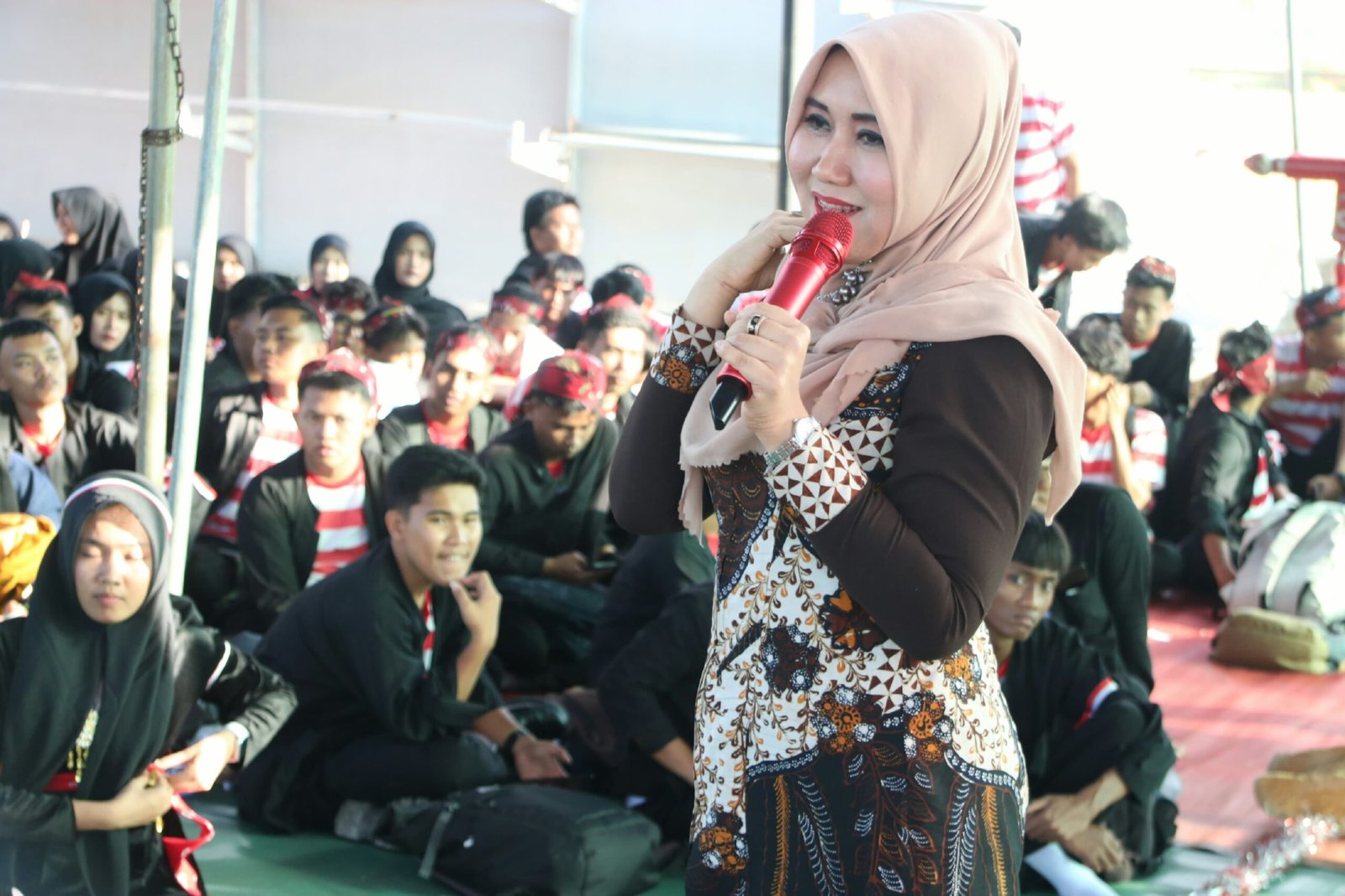 Anggota DPD RI Lia Istifhama berdialog dengan mahasiswa Universitas Wiraraja Sumenep