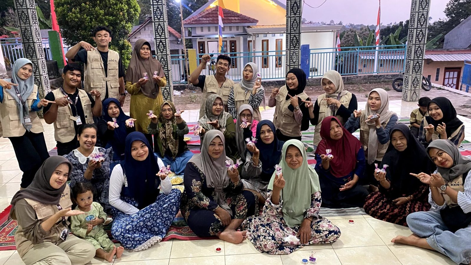 Mahasiswa KKN-P 34 UMSIDA Olah Minyak Jelantah Menjadi Lilin Aromatik