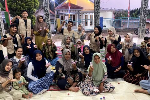 Mahasiswa KKN-P 34 UMSIDA Olah Minyak Jelantah Menjadi Lilin Aromatik