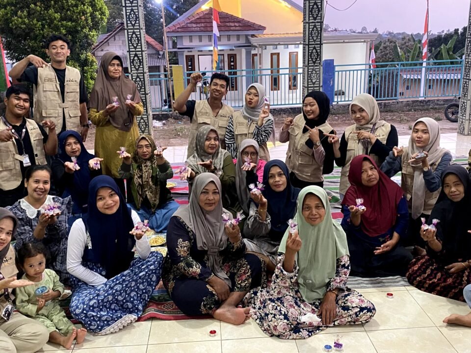 Mahasiswa KKN-P 34 UMSIDA Olah Minyak Jelantah Menjadi Lilin Aromatik