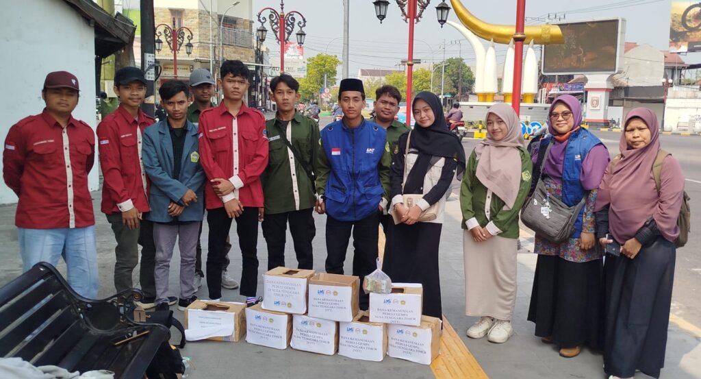 Aksi mahasiswa peduli NTT dari BEM, SEMA, dan Ormawa dengan menggalang dana di Kartonyono, Ngawi./dok.QONY