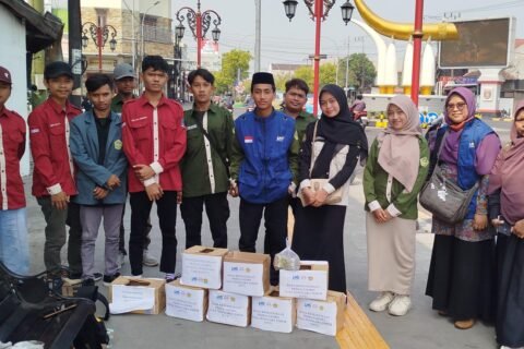 Aksi mahasiswa peduli NTT dari BEM, SEMA, dan Ormawa dengan menggalang dana di Kartonyono, Ngawi./dok.QONY