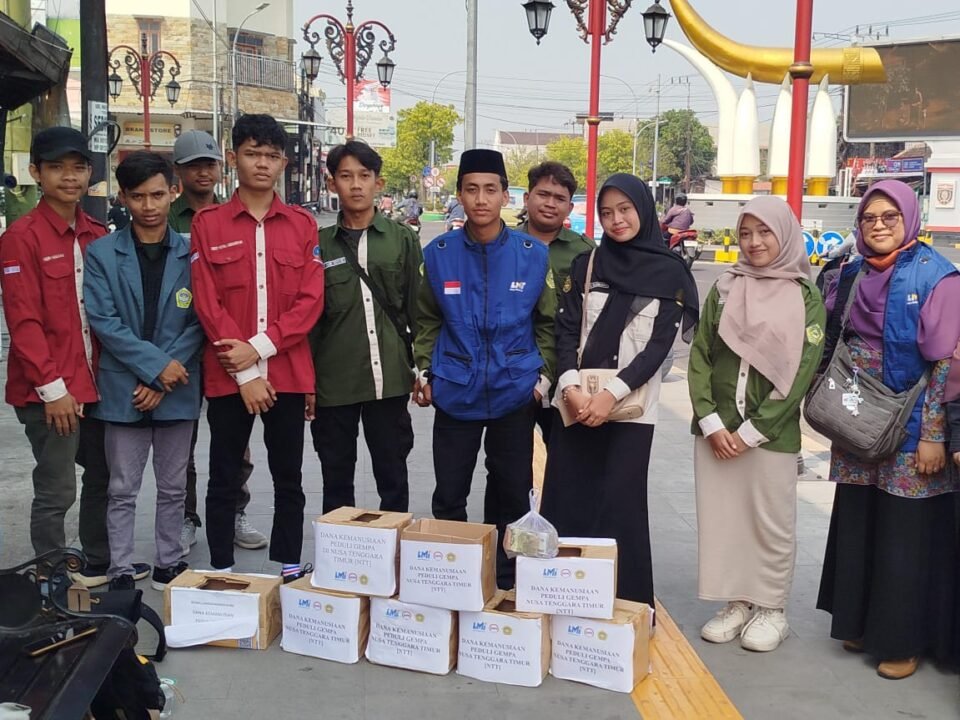Aksi mahasiswa peduli NTT dari BEM, SEMA, dan Ormawa dengan menggalang dana di Kartonyono, Ngawi./dok.QONY