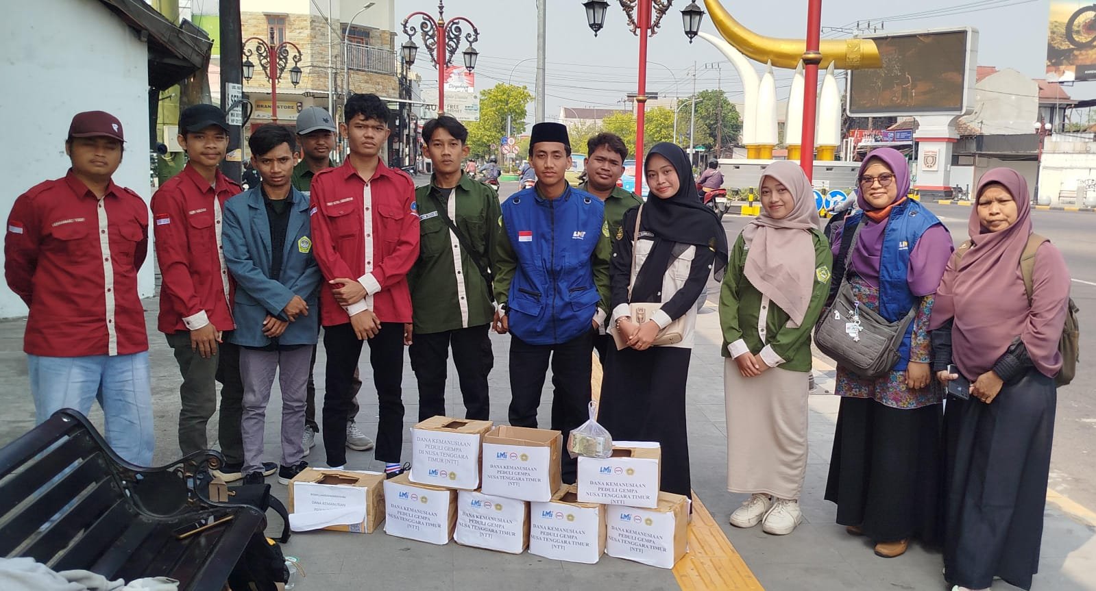 Aksi mahasiswa peduli NTT dari BEM, SEMA, dan Ormawa dengan menggalang dana di Kartonyono, Ngawi./dok.QONY