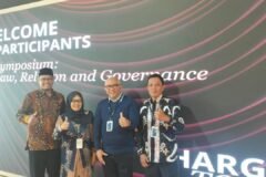 Tiga guru besar Fakultas Syariah UIN Malang menghadiri acara internasional di Surabaya (21/8)./dok.UIN Malang