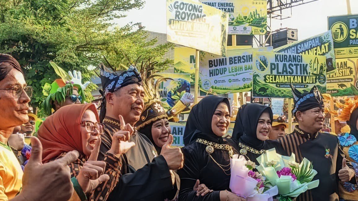 Pemkab Madiun merayakan kemerdekaan ke-81 RI dengan aksi solidaritas Caruban untuk peduli bencana di NTT./dok.HUM-DNY