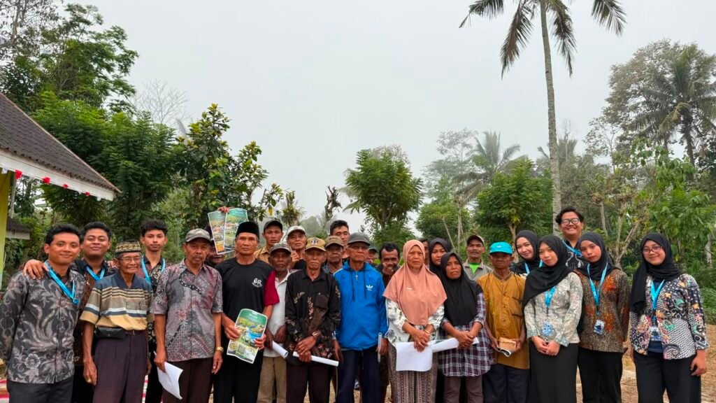 Mahasiswa KKN 147 UMM foto bersama warga Desa Mulyoasri setelah melakukan kegiatan pembuatan Pupuk Organik Cair (POC) dan Silase Pakan Ternak. Desa Mulyoasri, Kecamatan Ampelgading, Kabupaten Malang