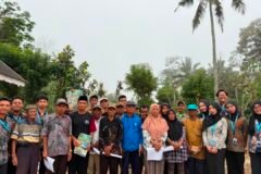 Mahasiswa KKN 147 UMM foto bersama warga Desa Mulyoasri setelah melakukan kegiatan pembuatan Pupuk Organik Cair (POC) dan Silase Pakan Ternak. Desa Mulyoasri, Kecamatan Ampelgading, Kabupaten Malang