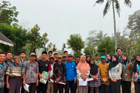 Mahasiswa KKN 147 UMM foto bersama warga Desa Mulyoasri setelah melakukan kegiatan pembuatan Pupuk Organik Cair (POC) dan Silase Pakan Ternak. Desa Mulyoasri, Kecamatan Ampelgading, Kabupaten Malang