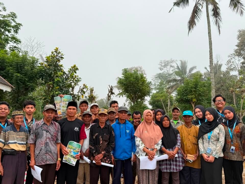 Mahasiswa KKN 147 UMM foto bersama warga Desa Mulyoasri setelah melakukan kegiatan pembuatan Pupuk Organik Cair (POC) dan Silase Pakan Ternak. Desa Mulyoasri, Kecamatan Ampelgading, Kabupaten Malang