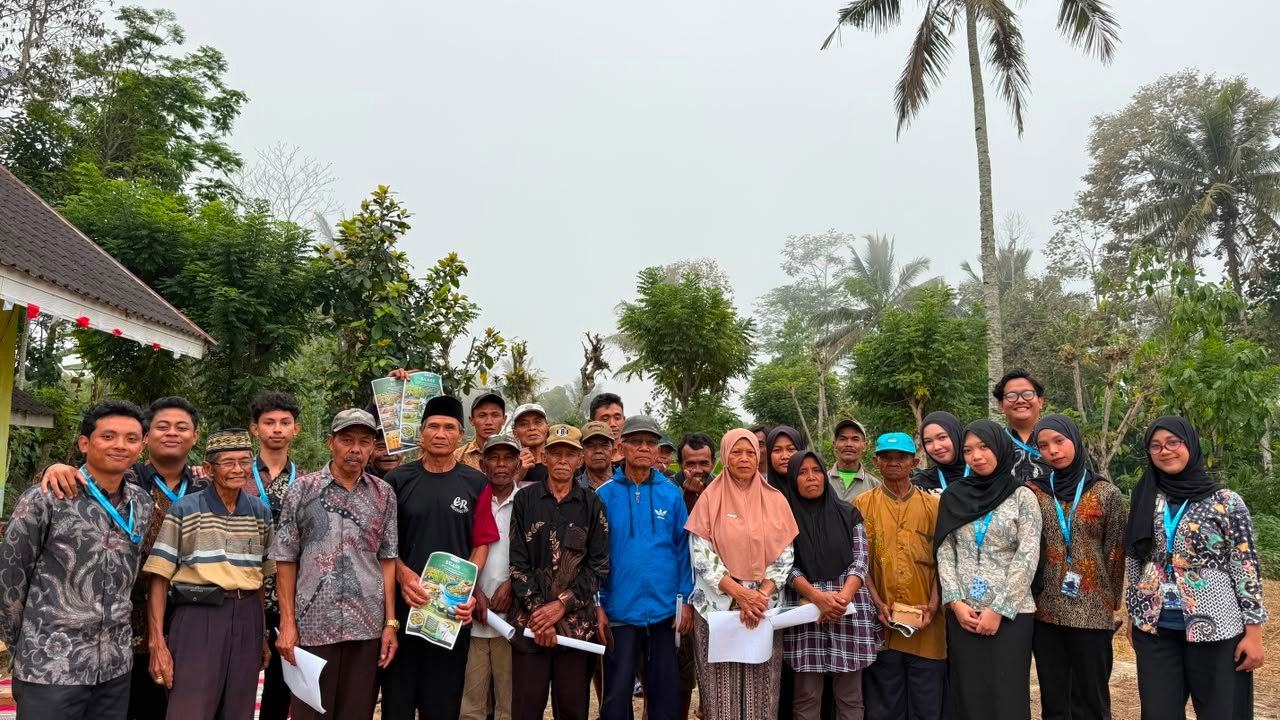 Mahasiswa KKN 147 UMM foto bersama warga Desa Mulyoasri setelah melakukan kegiatan pembuatan Pupuk Organik Cair (POC) dan Silase Pakan Ternak. Desa Mulyoasri, Kecamatan Ampelgading, Kabupaten Malang