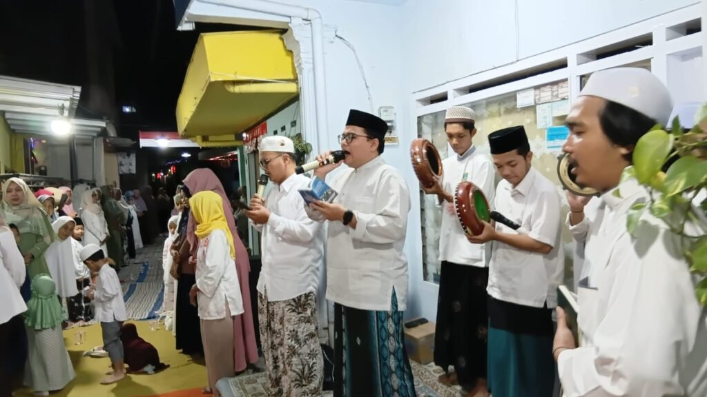 Tim hadrah ahbabul hikam khidmat membawakan shalawat