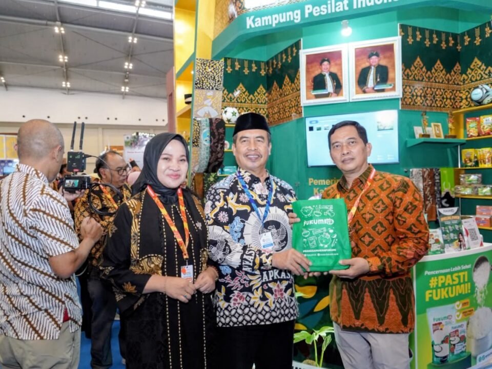 Pemkab Madiun memamerkan beras porang dan produk UMKM unggulan di AOE 2026 Tangerang./dok.DNY-HUM