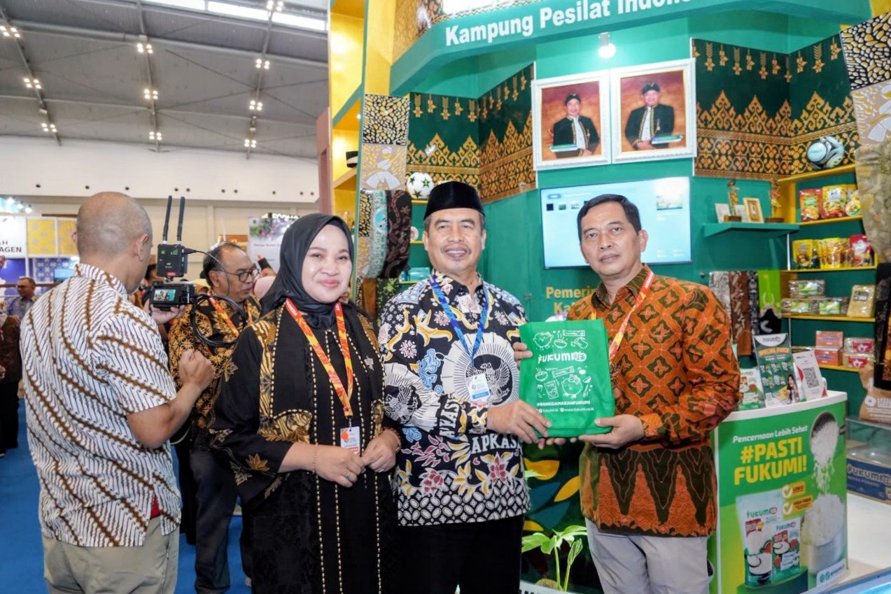 Pemkab Madiun memamerkan beras porang dan produk UMKM unggulan di AOE 2026 Tangerang./dok.DNY-HUM