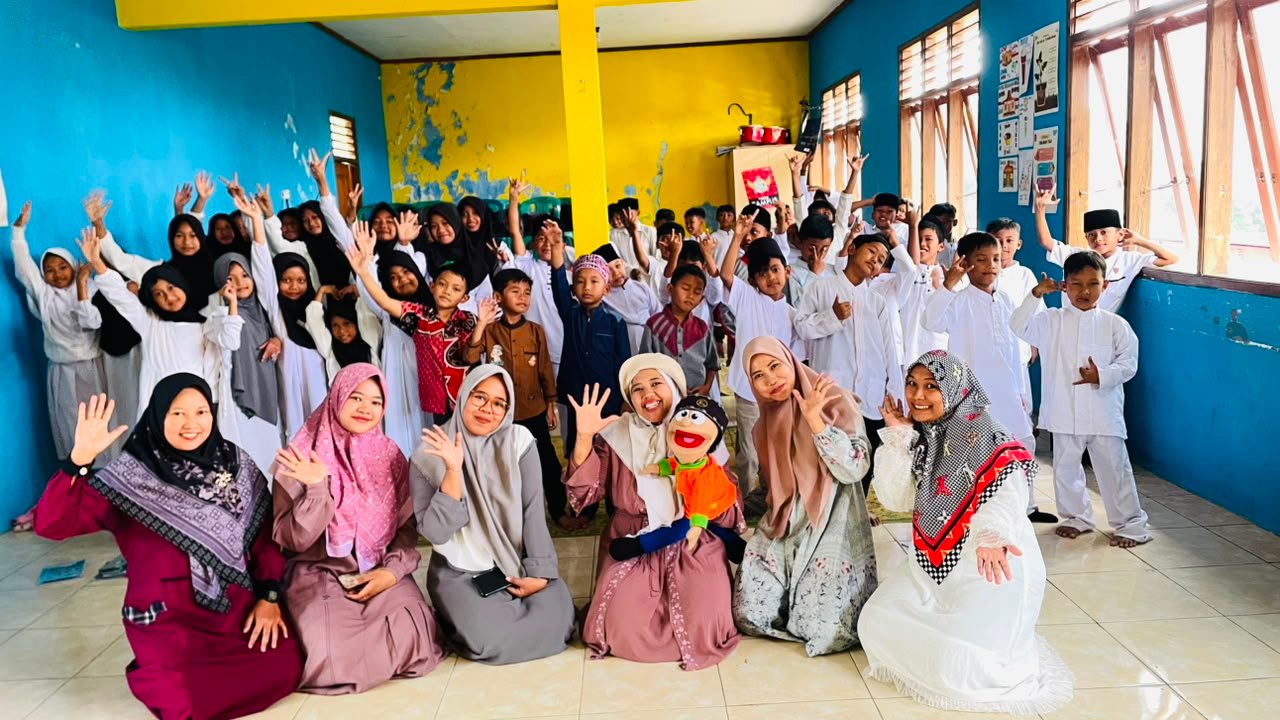 Kak Qochan mengisi dongeng islami dalam perayaan Maulid Nabi Muhammad SAW 1448 H di MIM Ngrendeng, Ngawi./dok.QONY