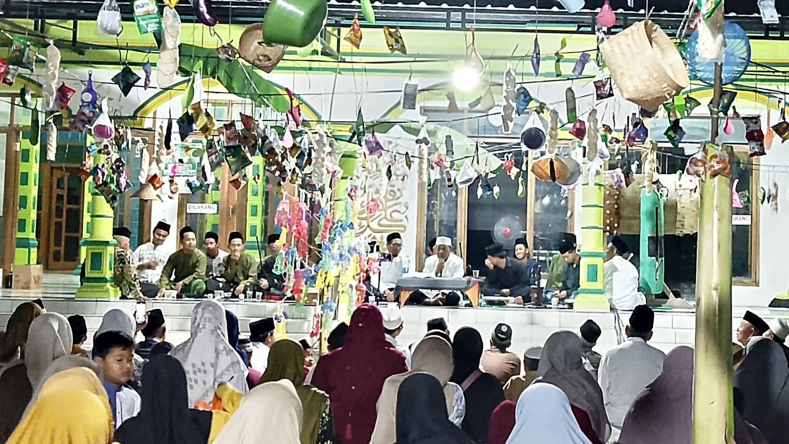 Hadrah Kasyful Anwar Jatirejo menyemarakkan Maulid Nabi Muhammad SAW 1448 H di Masjid Jami Al Umar Jatirejo, Ngawi./dok.QONY