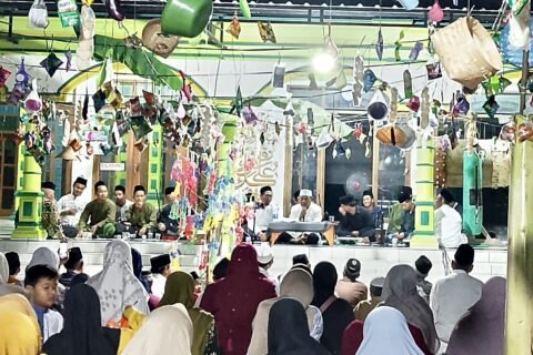 Hadrah Kasyful Anwar Jatirejo menyemarakkan Maulid Nabi Muhammad SAW 1448 H di Masjid Jami Al Umar Jatirejo, Ngawi./dok.QONY