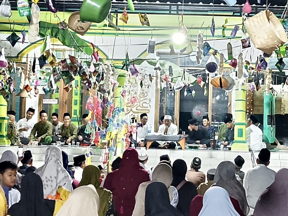 Hadrah Kasyful Anwar Jatirejo menyemarakkan Maulid Nabi Muhammad SAW 1448 H di Masjid Jami Al Umar Jatirejo, Ngawi./dok.QONY