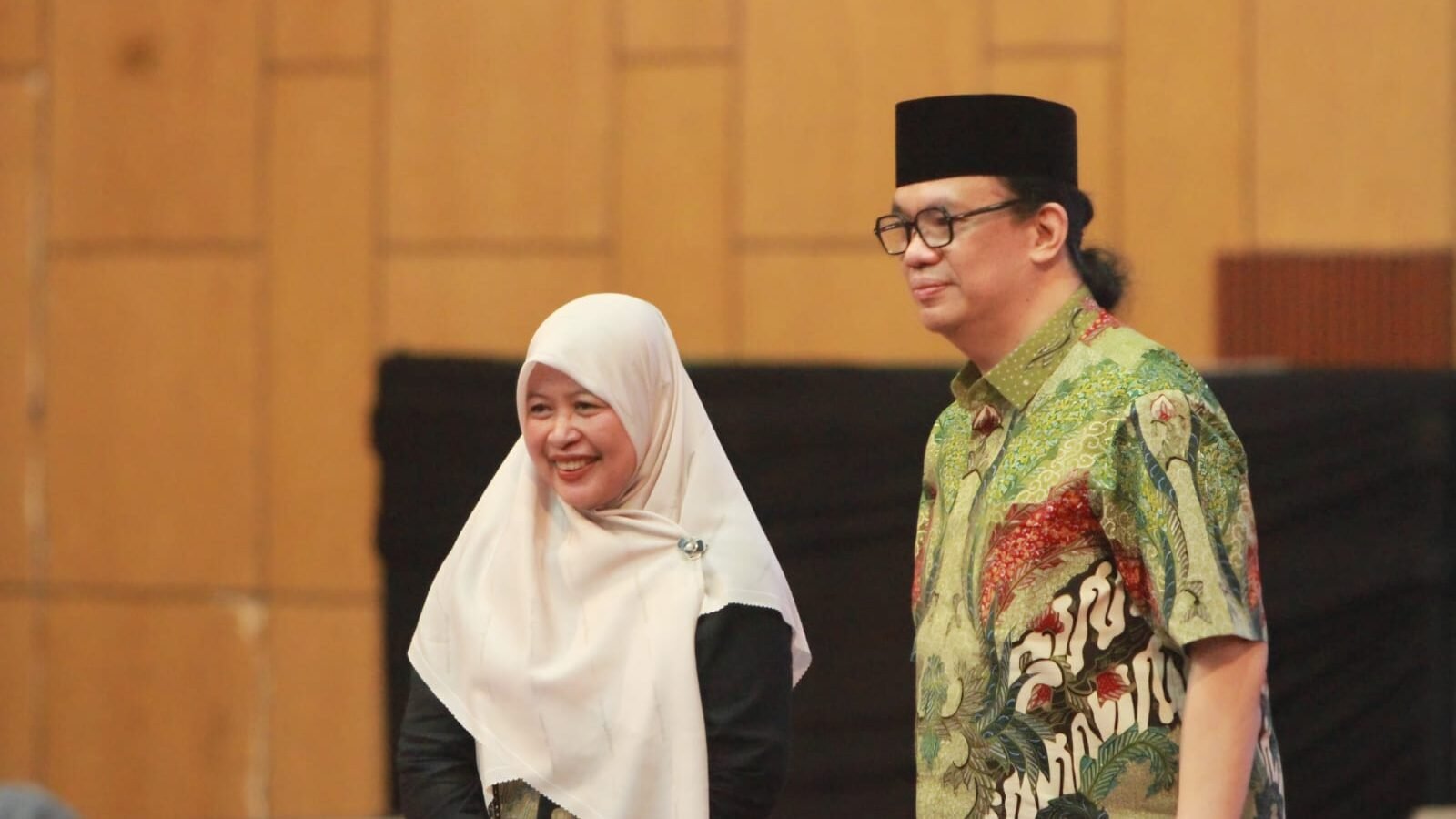 Ning Evi Ghozaly bersama Gus Nadir saat acara Halaqoh Internasional Ayo Mondok jelang Muktamar NU ke 35