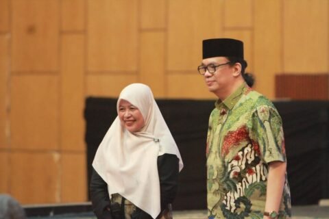 Ning Evi Ghozaly bersama Gus Nadir saat acara Halaqoh Internasional Ayo Mondok jelang Muktamar NU ke 35