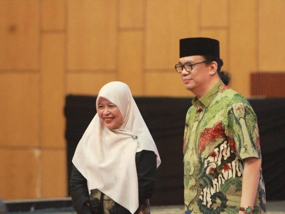 Ning Evi Ghozaly bersama Gus Nadir saat acara Halaqoh Internasional Ayo Mondok jelang Muktamar NU ke 35