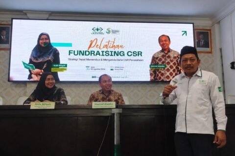 Agus Pujomindarto, S.E. koordinator fundraising NU-Care LAZISNU PCNU Kabupaten Ngawi presentasi di depan pakar filantropi Indonesia dalam acara Pelatihan Fundraising CSR spesial Muktamar ke-35 NU 2026./dok.QONY