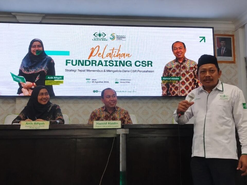 Agus Pujomindarto, S.E. koordinator fundraising NU-Care LAZISNU PCNU Kabupaten Ngawi presentasi di depan pakar filantropi Indonesia dalam acara Pelatihan Fundraising CSR spesial Muktamar ke-35 NU 2026./dok.QONY