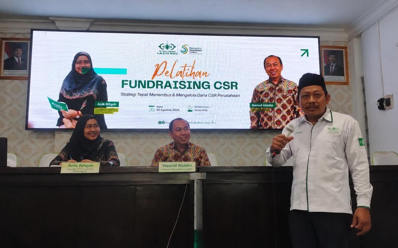 Agus Pujomindarto, S.E. koordinator fundraising NU-Care LAZISNU PCNU Kabupaten Ngawi presentasi di depan pakar filantropi Indonesia dalam acara Pelatihan Fundraising CSR spesial Muktamar ke-35 NU 2026./dok.QONY
