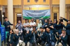 Mahasiswa MMD UB Kelompok 26 bersama Dosen Pembimbing Lapang (DPL) pada kegiatan Inovasi Labelling dan Strategi Pemasaran Produk di Desa Ngadireso.