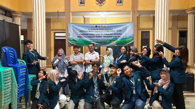Mahasiswa MMD UB Kelompok 26 bersama Dosen Pembimbing Lapang (DPL) pada kegiatan Inovasi Labelling dan Strategi Pemasaran Produk di Desa Ngadireso.