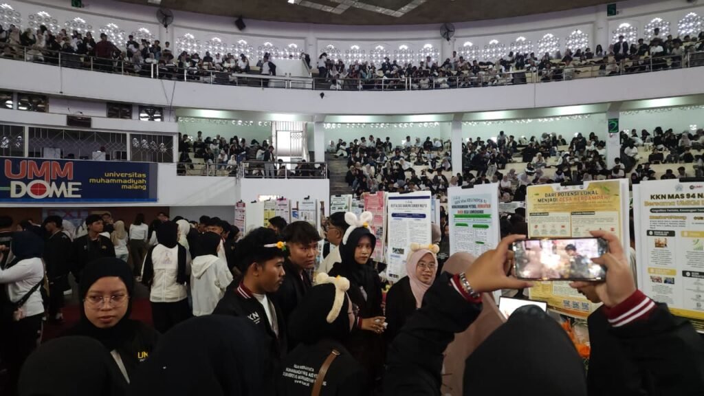 Pengunjung dan mahasiswa memadati stan pameran poster karya inovasi KKN UMM 2026 dan KKN MAs di UMM Dome