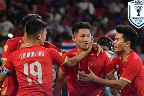 Nguyen Quang Hai dan Nguyen Hai Long mengantar Vietnam satu tangan memegang trofi Piala AFF 2026 usai bekuk Thailand di Bangkok, final leg 1 (22/8)./Instagram @aseanutdfc