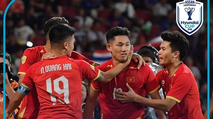 Nguyen Quang Hai dan Nguyen Hai Long mengantar Vietnam satu tangan memegang trofi Piala AFF 2026 usai bekuk Thailand di Bangkok, final leg 1 (22/8)./Instagram @aseanutdfc