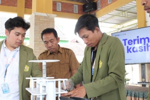 Manfaatkan Limbah Pertanian, Kelompok KKN 41 UPN Veteran Jawa Timur Hadirkan Inovasi Briket Arang Sekam Padi Sebagai Bahan Bakar Alternatif Bernilai Jual