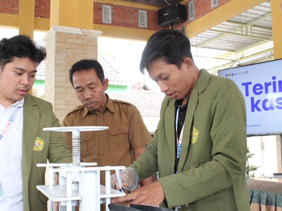 Manfaatkan Limbah Pertanian, Kelompok KKN 41 UPN Veteran Jawa Timur Hadirkan Inovasi Briket Arang Sekam Padi Sebagai Bahan Bakar Alternatif Bernilai Jual