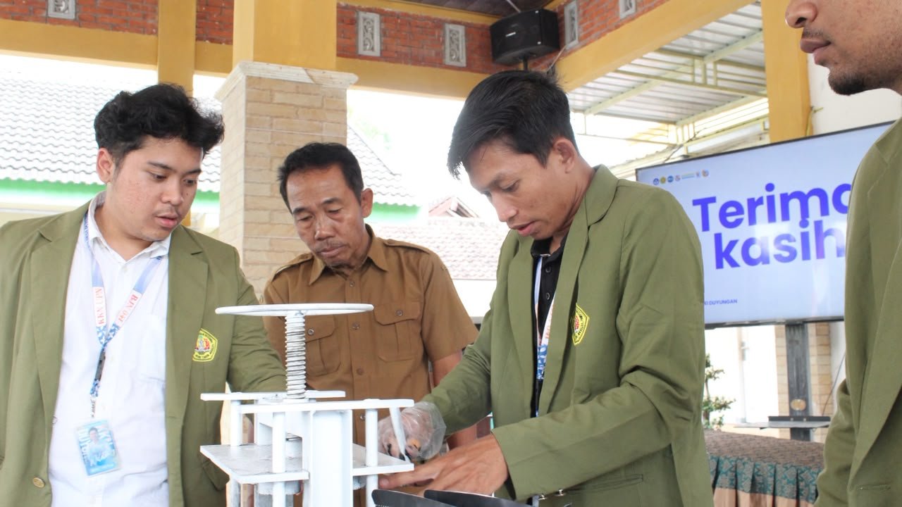 Manfaatkan Limbah Pertanian, Kelompok KKN 41 UPN Veteran Jawa Timur Hadirkan Inovasi Briket Arang Sekam Padi Sebagai Bahan Bakar Alternatif Bernilai Jual
