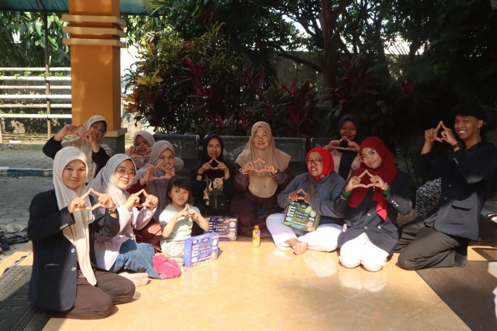 Tim mahasiswa UM memperagakan simbol segitiga ATTENIX Gim Digital GPPH bersama mitra dan anak-anak