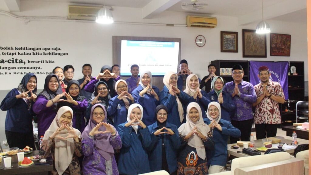 Peserta Focus Group Discussion dan pengurus API-HIMPSI Jatim berpose bersama usai pengesahan Rekomendasi Kurikulum Psikologi Islam