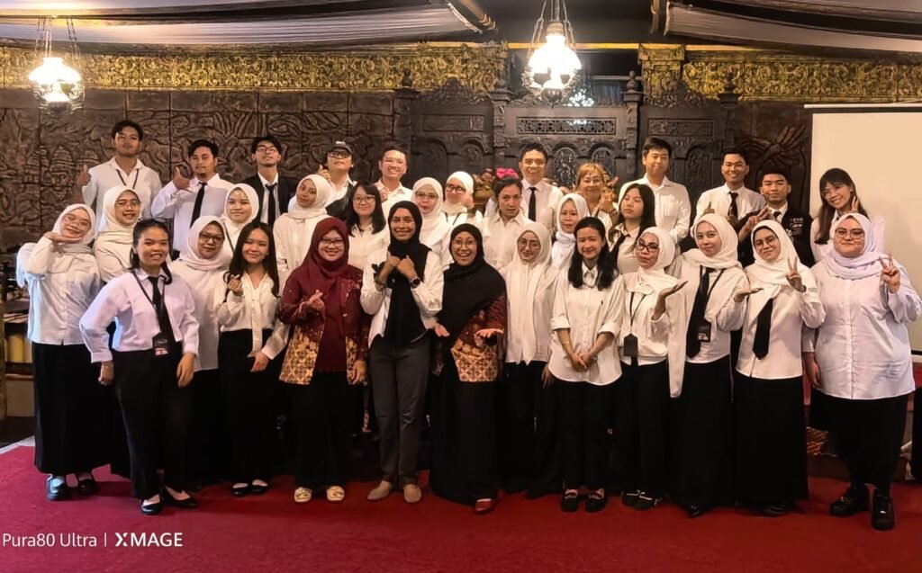 Mahasiswa baru Magister Sains Psikologi Universitas Brawijaya bersama dosen dalam kegiatan PKKMB Pascasarjana FISIP UB