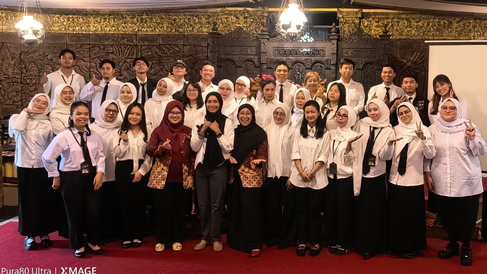 Mahasiswa baru Magister Sains Psikologi Universitas Brawijaya bersama dosen dalam kegiatan PKKMB Pascasarjana FISIP UB