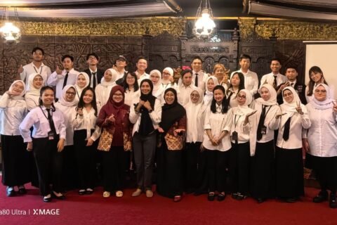 Mahasiswa baru Magister Sains Psikologi Universitas Brawijaya bersama dosen dalam kegiatan PKKMB Pascasarjana FISIP UB