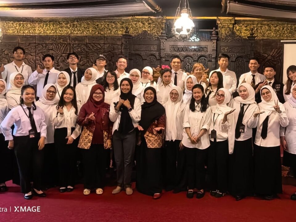 Mahasiswa baru Magister Sains Psikologi Universitas Brawijaya bersama dosen dalam kegiatan PKKMB Pascasarjana FISIP UB