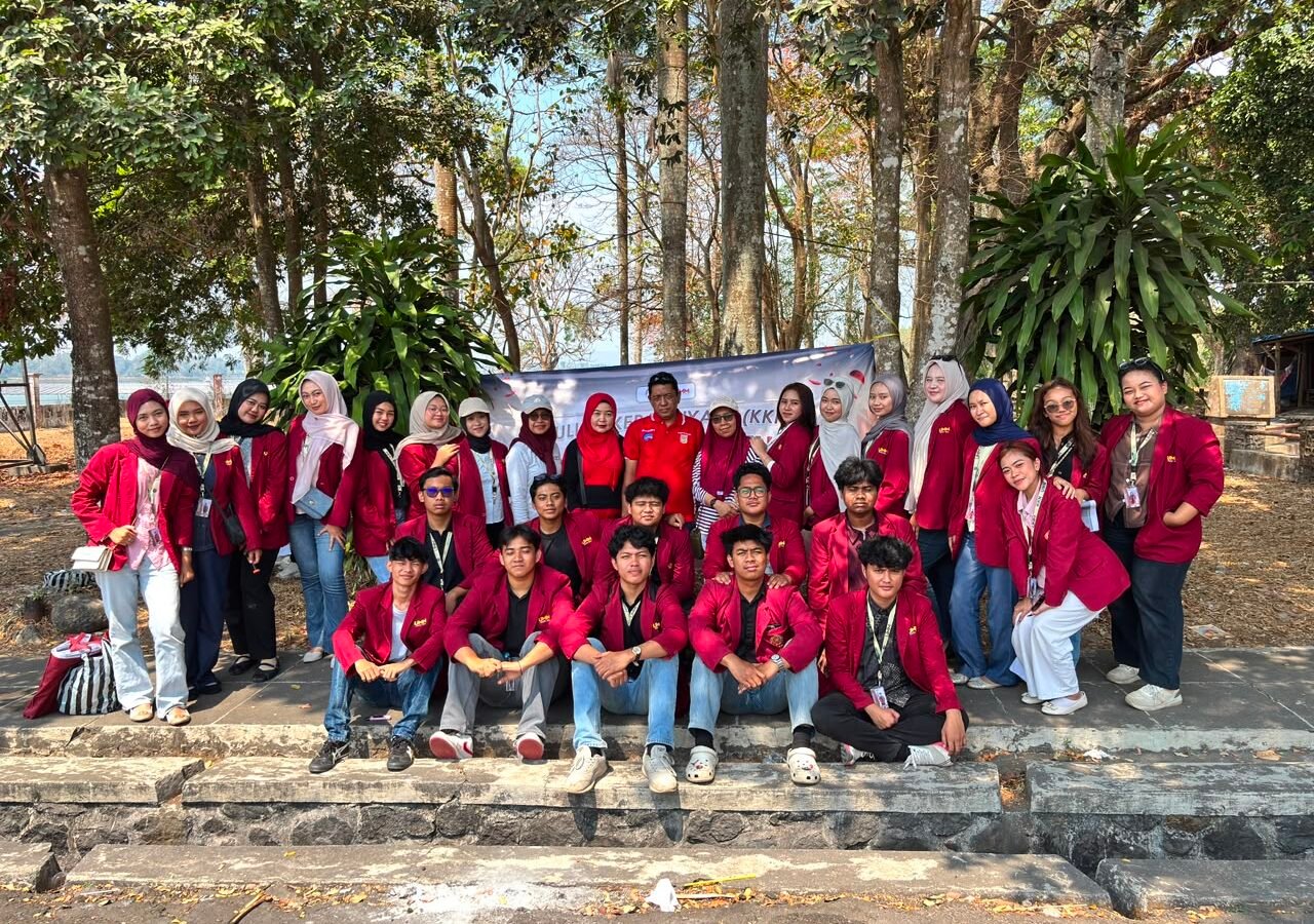 Foto bersama Mahasiswa Kelompok KKN 160 UMM berjaket almamater merah maroon di Tunas Kelapa Karangkates Desa Sumberpetung.