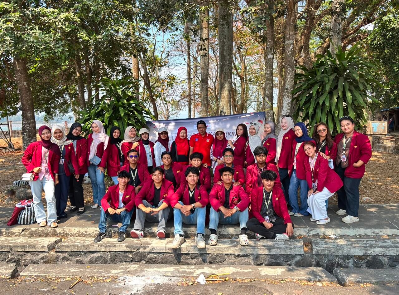 Foto bersama Mahasiswa Kelompok KKN 160 UMM berjaket almamater merah maroon di Tunas Kelapa Karangkates Desa Sumberpetung.
