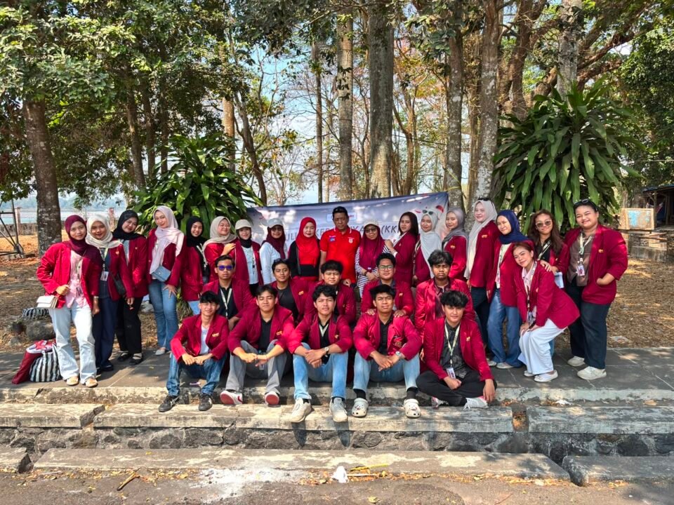 Foto bersama Mahasiswa Kelompok KKN 160 UMM berjaket almamater merah maroon di Tunas Kelapa Karangkates Desa Sumberpetung.