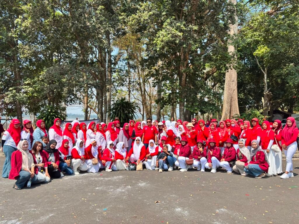 Foto bersama ibu-ibu PKK Desa Sumberpetung seragam merah putih dan mahasiswa KKN 160 UMM saat sosialisasi pemanfaatan rocket stove di Tunas Kelapa Karangkates.