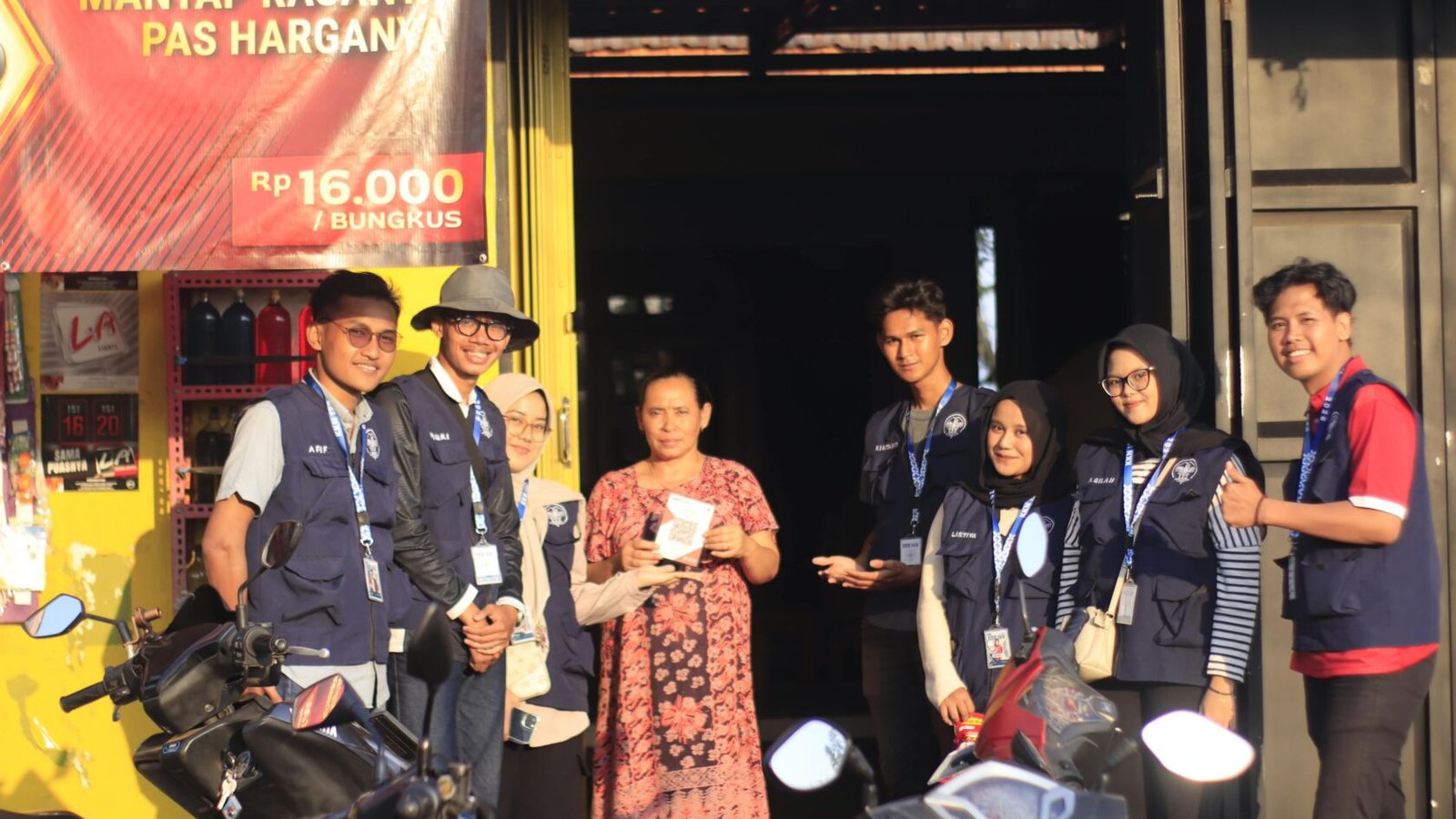 UMKM Ampelgading mendapat pendampingan QRIS dari KKN 122 UMM