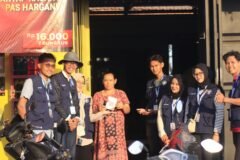 UMKM Ampelgading mendapat pendampingan QRIS dari KKN 122 UMM