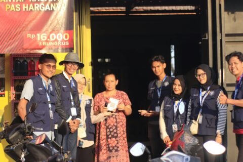 UMKM Ampelgading mendapat pendampingan QRIS dari KKN 122 UMM