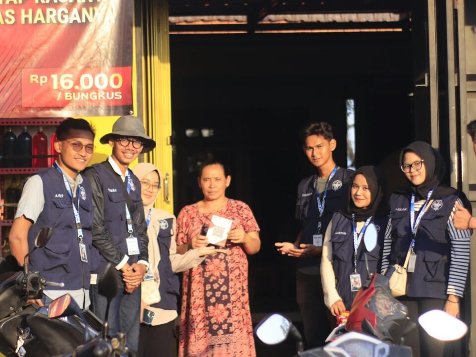 UMKM Ampelgading mendapat pendampingan QRIS dari KKN 122 UMM